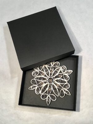 Handgefertigte Quilling-Papierkunst in Kristallform. Besonders geeignet als Fensterbild oder Wanddekoration.